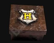 Caja cuadrada Hogwarts dorado